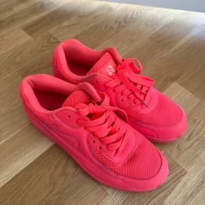 Sneakers - 150kr Storlek 40