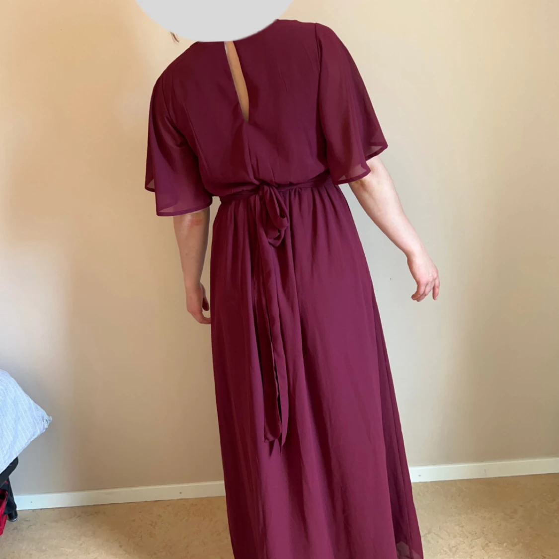 Vinröd långklänning med v-ringning - 2