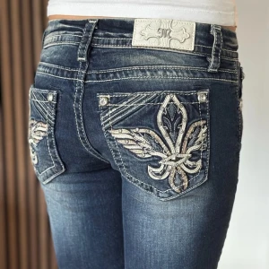 Miss me jeans - Bootcut jeans från miss me. Snygg design. Bra skick, se bild. Mått: Innerbenslängd: 79cm   Midjemått rakt över: 35cm Modellen är 166cm lång. Fler bilder finns. Skriv gärna ifall du har några frågor! 💗OBS litet hål finns på sidan av benet, kontakta för bild 💕