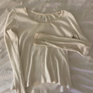 Super söt brande Melville topp - Söt vit långärmad topp, med fina detaljer. Lite smutsig i ena ärmen som syns på bilden. Annars i bra skick.