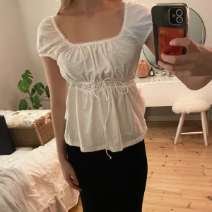 Vit blus med knytband - Supersöt vit blus, jätte skönt material och helt ny 💗