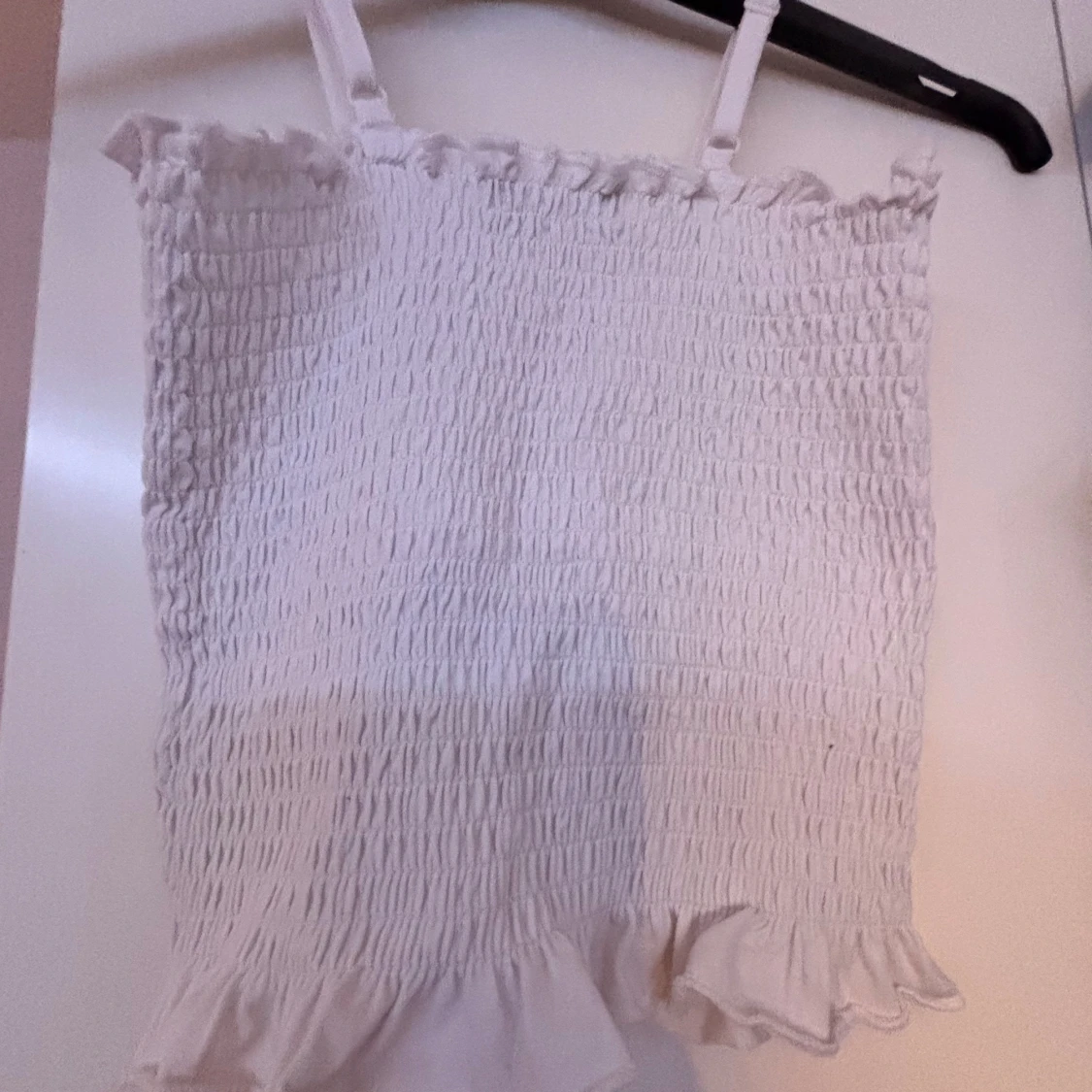 Vit smockad linnetopp med volang - 1