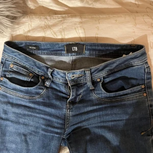 LTB jeans - Super snygga lågmidjade bootcut jeans från ltb i modellen valerie! Storlek 24/30! Skriv för fler bilder eller mått! Pris kan diskuteras vid snabbt köp!!!