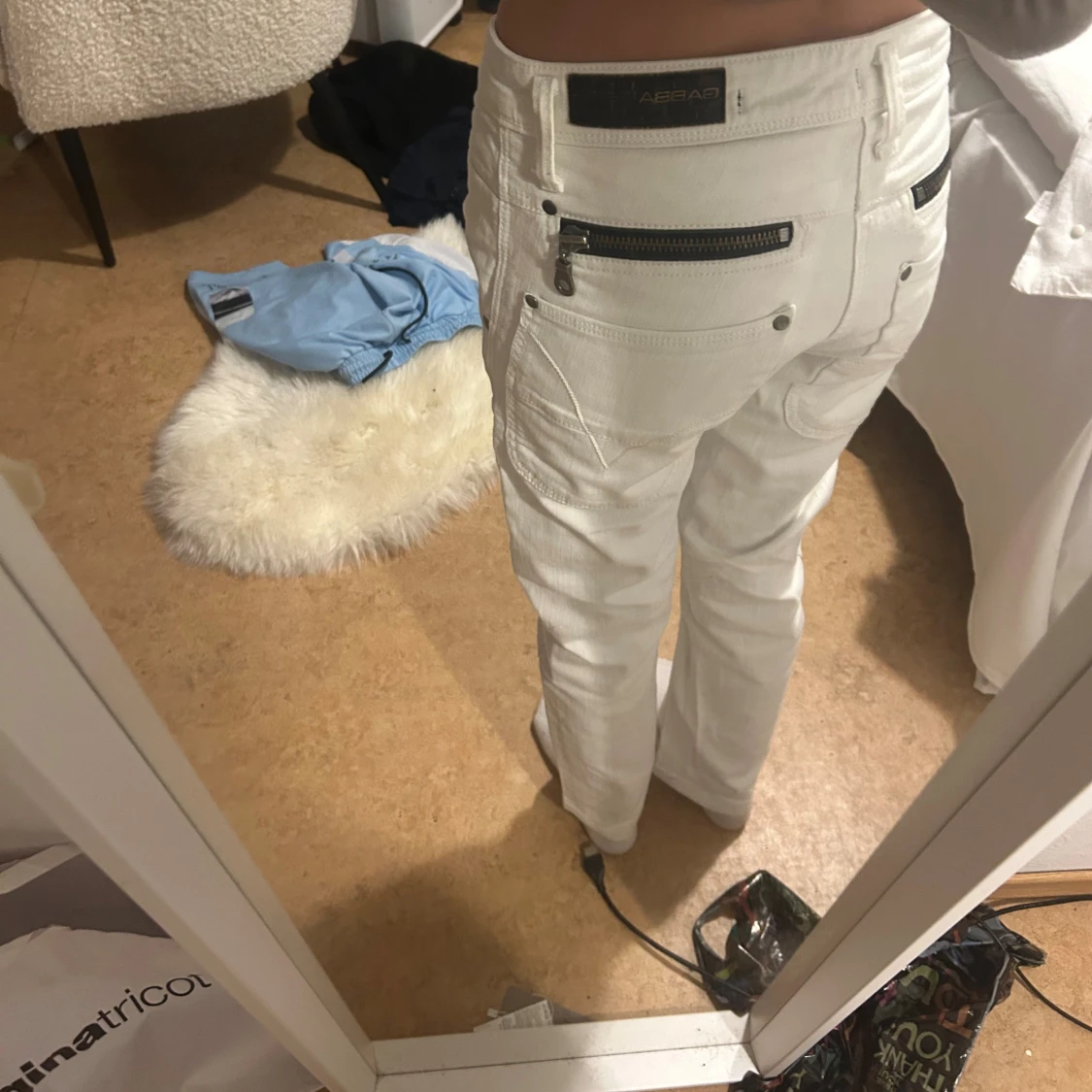 Vita jeans från Gabba med dragkedjor