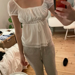 Vit blus med puffärm och knyt - Supersöt vit blus med puffärmar, jätte skönt material och helt ny 💗