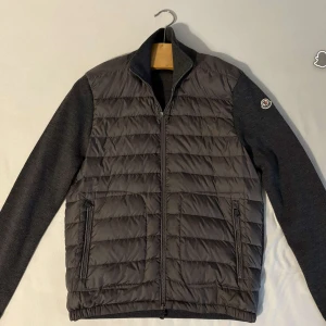 Grå moncler cardigan modell maglione - Jävligt snyggt Moncler cardigan grå har inte haft en så länge passar perfekt inför hösten storleken M 