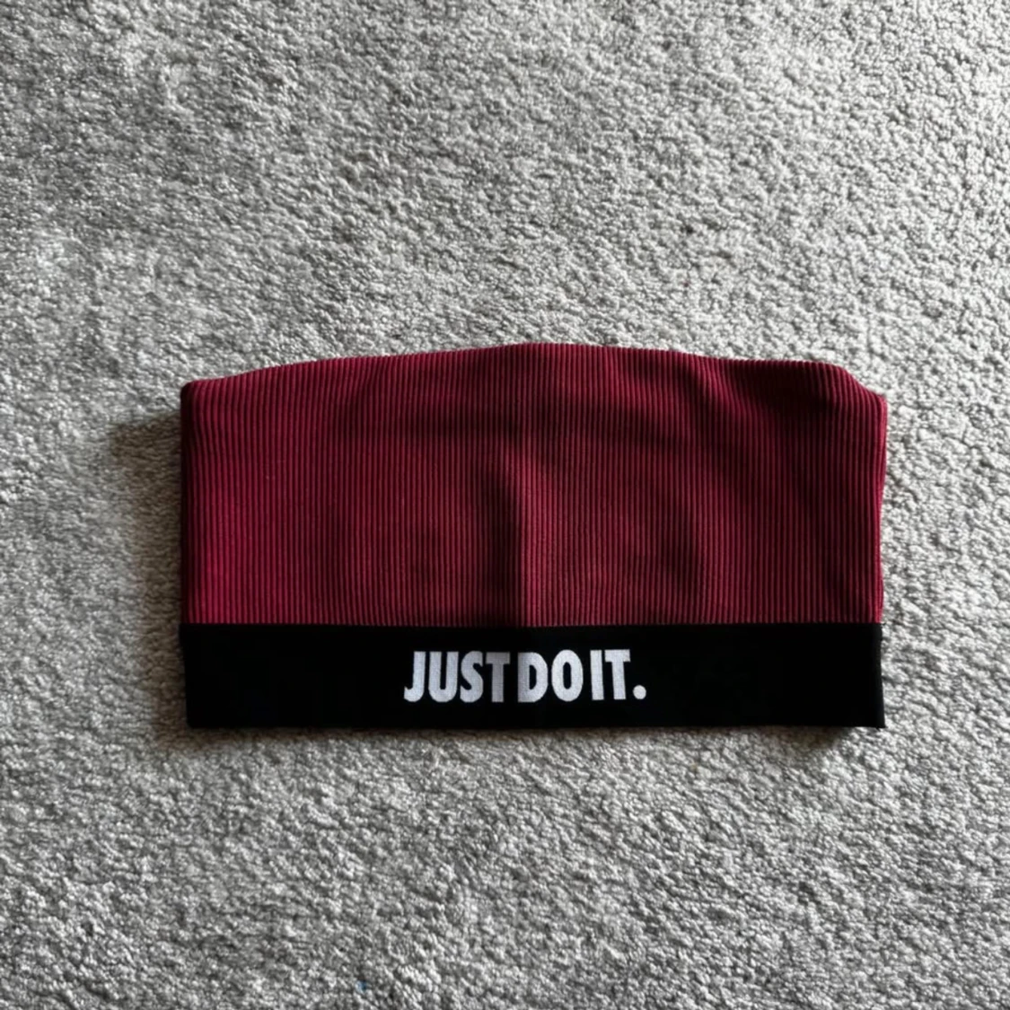 Vinröd Nike två set  - 1