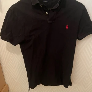 Svart Polo Ralph Lauren pike - Säljer denna stilrena piké från polo Ralph lauren säljer för den blivit för liten passar dig som är typ 1.65 pris kan diskuteras 