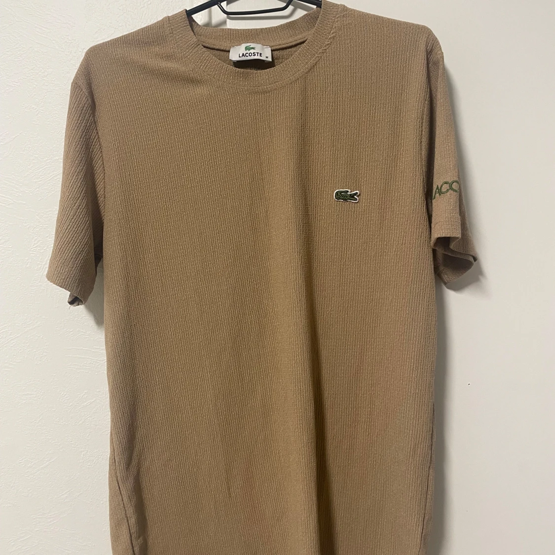 Beige ribbad t-shirt från Lacoste