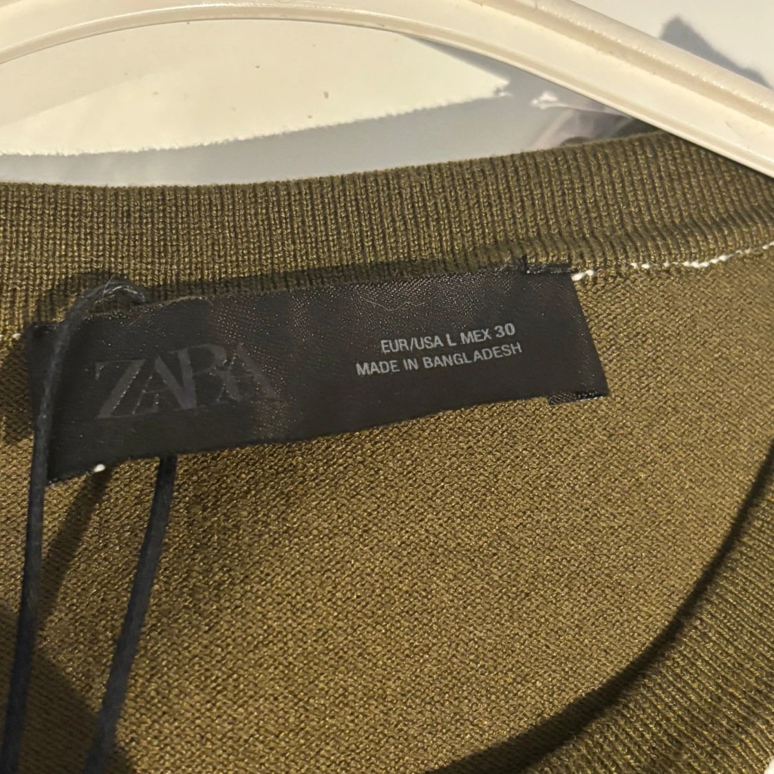 Olivgrön t-shirt från Zara, L - 2