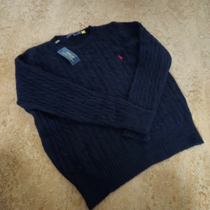 Svart stickad tröja Polo Ralph Lauren - Ny svart kabelstickad tröja från Polo Ralph Lauren 1 till 1.