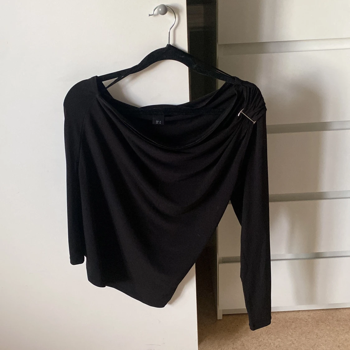 Svart asymmetrisk topp med drapering från Lindex 