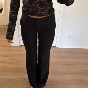 Lågmidjad kostymbyxa - Helt nya kostymbyxor från Nelly, aldrig använda. Säljer då jag redan har liknande. Lågmidjade i modellen och sitter perfekt i längden på mig som är ca 170 cm ❤️‍🔥