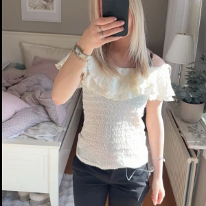 Off shoulder tröja - Off shoulder teöja ifrån Lindex i storlek M men passar mig som vanligtvis har xs-s. Tröjan är använd någon få gång. Skriv för mer bilder❤️