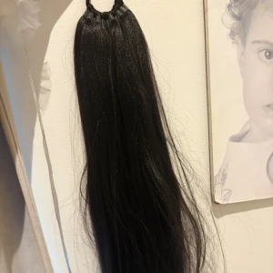 Svart långt hårdiadem - Snyggt diadem med långt, rakt svart hår som ger en cool och unik look. Perfekt för dig som vill ha extra längd och volym på håret utan att behöva extensions. Diademet är enkelt att sätta på och passar till många olika stilar.