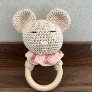 Virkad skallra - Handgjord virkad skallra i rosa och beige🤍🩷