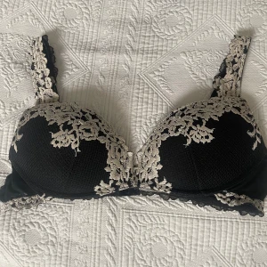 Intimissimi bh svart - Beställde i fel storlek och enbart testad men hann inte returnera den (599 kr ny). Helt oanvänd och kan tvättas innan jag postar om så skulle önskas. Hör av dig vid frågor och kan sjunka i pris vid snabb affär!!