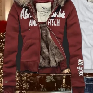 SÖKER. Röd teddyjacka från Abercrombie - SÖKER liknande! Skriv om ni säljer, gärna rimligt pris och gärna fodrad med fluff där inne