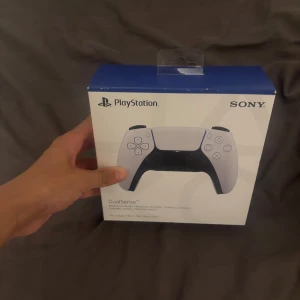 Ps 5 kontroll  - Oöppnad Ps 5 kontroll hellt ny vit kontroll. Priset kan man komma överens om genom att kontakta mig 