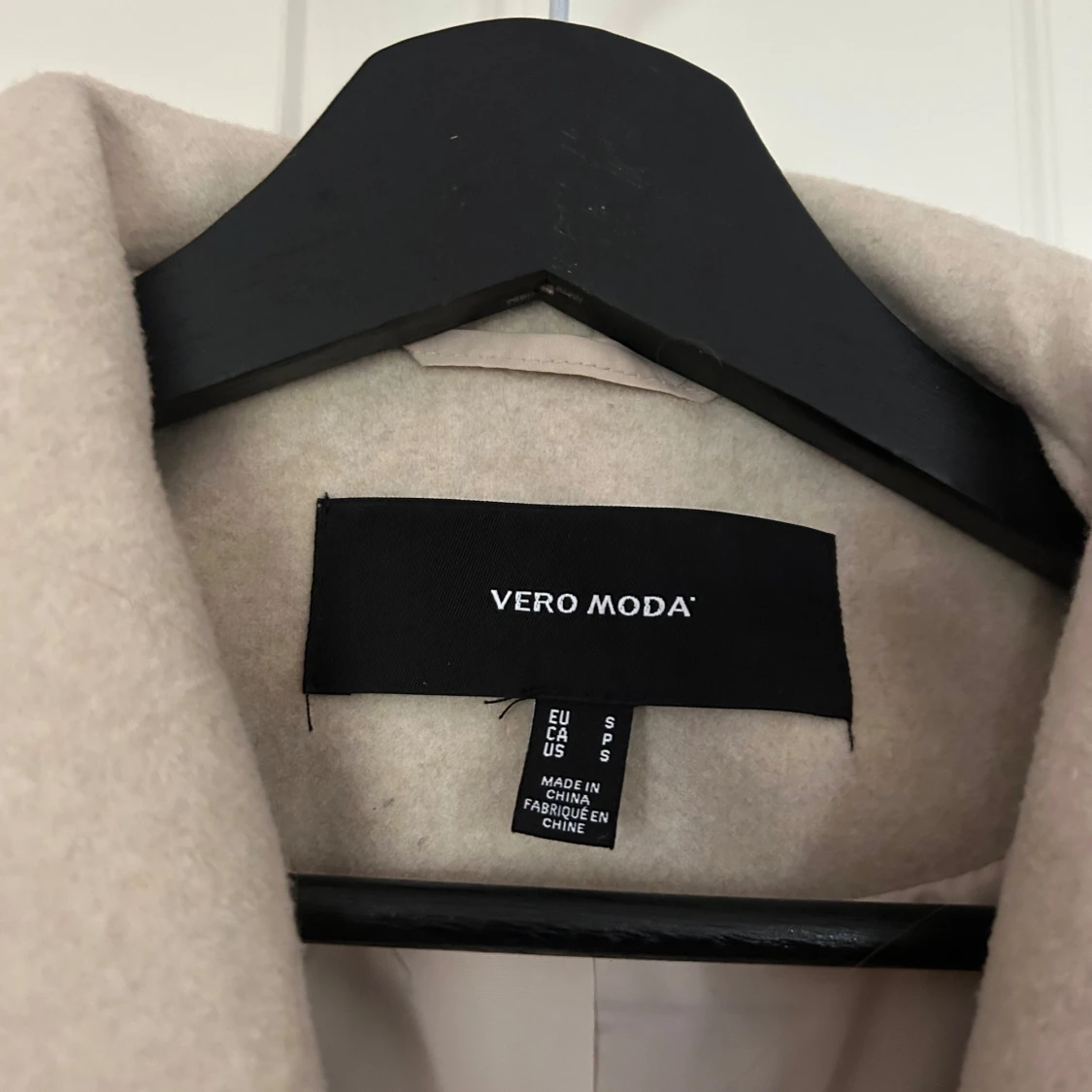 Beige kappa från Vero Moda med bälte - 1