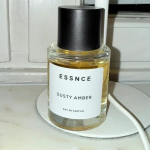 Essnce Dusty Amber  - Parfymflaska från Essnce med doften Dusty Amber. Perfekt för dig som gillar eleganta och moderna dofter. Har endast används några gånger 🌸 säljes då jag tröttnat på doften.