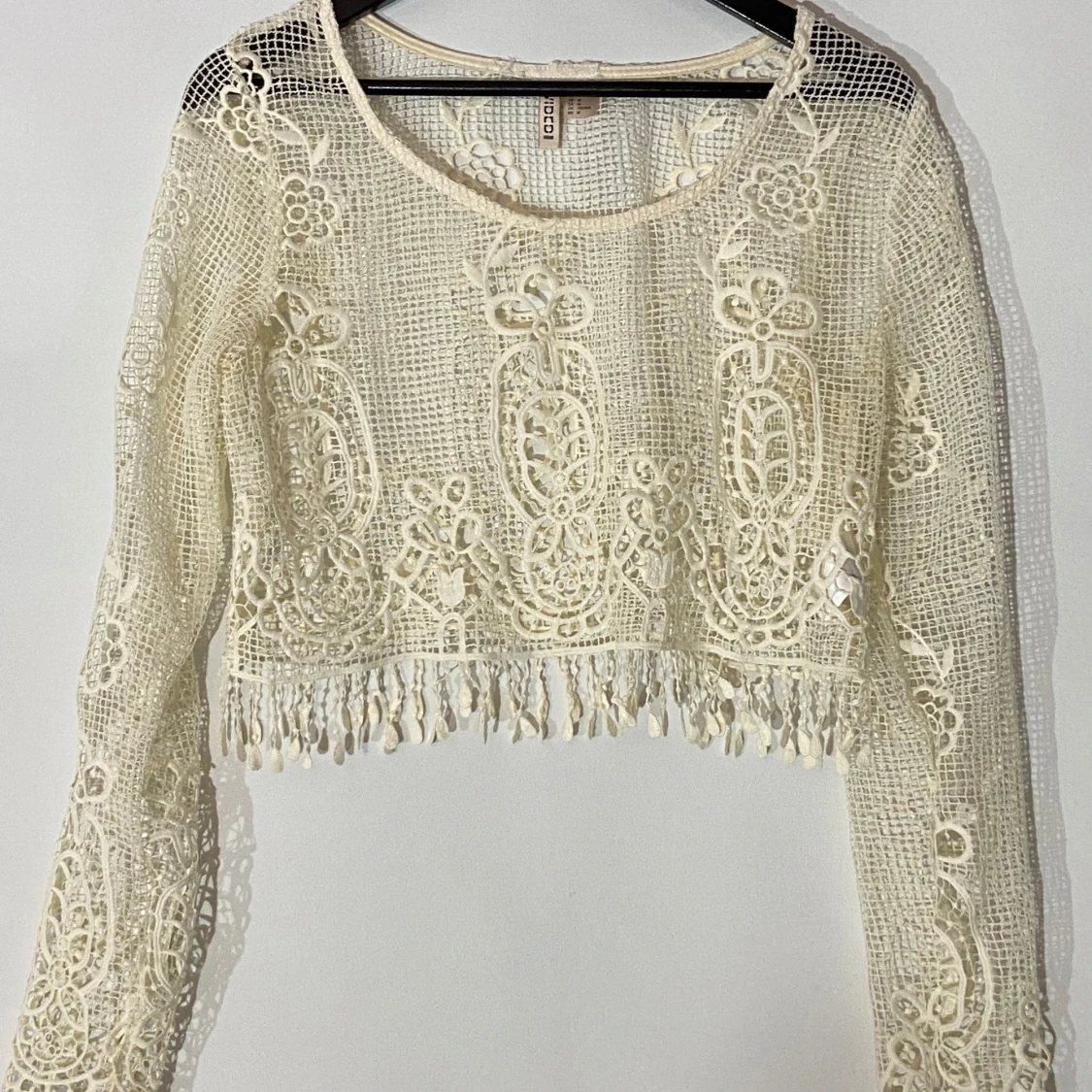 Cremvit spetsig croppad blus med fransar