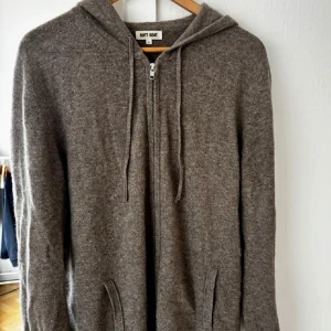 Kashmir zip hoodie - Kashmir zip hoodie från SOFT GOAT. Tröjan har lite defekter på sig. Den har lite hål men allt är sydda så dem inte synns. Annars inget fel på den alls.  Nypris runt 2000kr. Priset kan gå och ändra vid snabb afär. Tveka inte på att komma med frågor och funderingar🤗