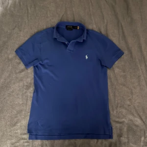 Ralph Lauren piké  - Hej, säljer nu min Ralph lauren piké i storlek XS, den är sparsamt använd och skicket skulle jag säga är 7,5/10 | Den är köpt för 1 år sedan för 1399 kr | Där finns inga defekter🔥| Skulle säga att den passar dem som är runt 160-168 cm | För mer frågor är det bara att DM:a✅