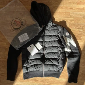 Snygg moncler cardigan - Snygg moncler cardigan storlek 1 använts i 1-2 månader skick 9/10 nfc och qr funkar 