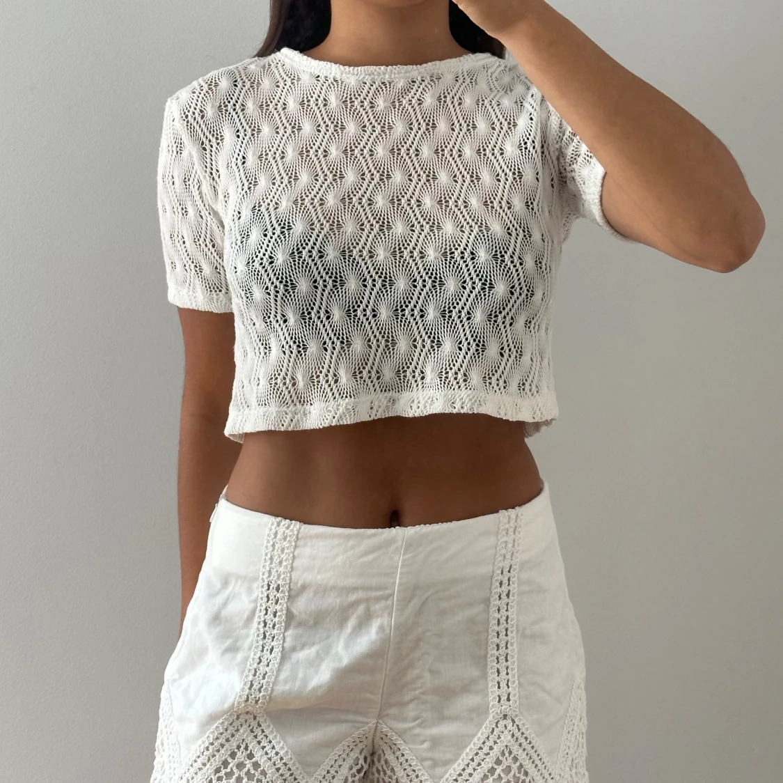 Vit stickad croppad topp - 1