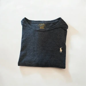 Mörkgrå långärmad tröja Polo Ralph Lauren -  mörkgrå långärmad tröja från Polo Ralph Lauren. Bra skick och ganska bra kondition. Storlek S men passar jätte bra M också!