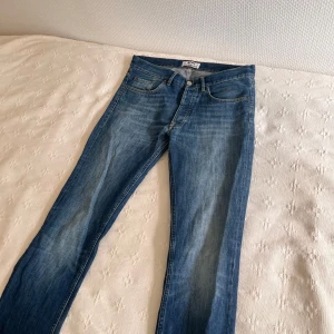 Acne Studios blå jeans Roc Verian - Blå jeans från Acne Studios, modell Roc Verian. 32/32. Har ett till par som är mina absoluta favorit jeans. Kan vara dem bästa jeansen acne släppt. Ett litet hål där bältes öglan satt fast, det går fortfarande att trä ett bälte genom den öglan. 