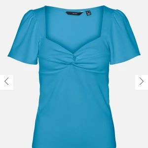 Blå topp med twist från Vero Moda - Supersöt blå topp från Vero Moda med twistad detalj framtill och fyrkantig ringning💙Perfekt för dig som vill ha en enkel men ändå trendig look <3<3 Använd nån enstaka gång.