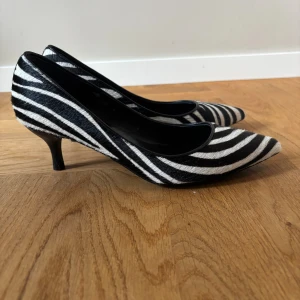 Låga klackar - Jättefina! Har aldrig kommit till användning. Märker är Billi bi😊