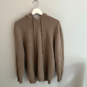 Beige stickad hoodie med snörning - Skit skön Cashmir Hoodie som typ aldrig är använd. Storlek S passar även M, pris kan diskuteras vid snabb affär