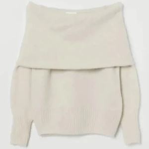 Vit offshoulder stickad tröja💗 - Superfin vit stickad tröja med bred offshoulder-ringning som ger en snygg och avslappnad look. Tröjan har långa ärmar och ribbade muddar vid ärmslut och nederkant. Perfekt att styla med jeans för en trendig vibe. Nopprig