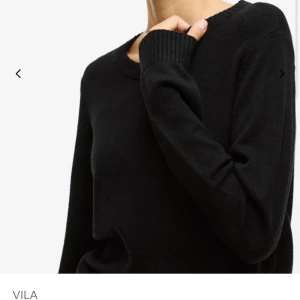 Stickad svart tröja - Denna svarta stickade tröjan från vila! Väl använd men har mycket kvar att ge 🩷 