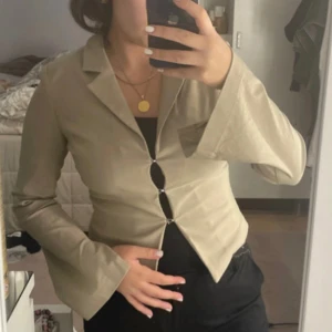 Skjorta/kavaj topp  - Så snygg skjort/kavaj topp från gina tricot. Bra skick 