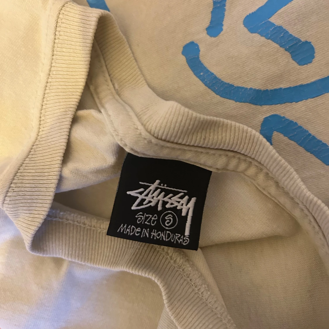 Vit Stüssy t-shirt med blå print - 2