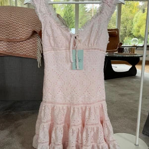 Ljusrosa supersöt klänning!!💕 - Supersöt ljusrosa klänning från Gina tricot med spetsdetaljer och volanger nertill. Aldrig använd med lappar kvar!!