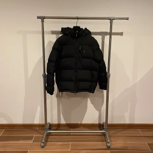 ÄKTA!!! Ralph lauren pufferjacka - Äkta pufferjacka från Ralph lauren. Använd lite men inga synliga defekter. S men passar upp till 175. Nypris 5500. Pris är duskutabelt. Har tvättat den så den är som ny men lite färg gick av några knappar. Skriv privat för bilder. Fråga över minsta fundering 🤔