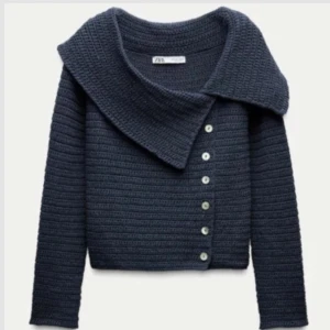 Mörkblå stickad tröja från Zara - Säljer en mörkblå stickad tröja från Zara med bred krage och snygg offshoulder-look. Perfekt för dig som gillar unika detaljer och vill sticka ut lite extra. Endast använd ett fåtal gånger, inga tecken på användning och tröjan ser ut att vara helt ny! 💕