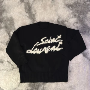Yves saint laurent stickad tröja - Helt ny säljer för att den inte passar mig. Perfekt o stilig för den som vill kånna sig stilig.
