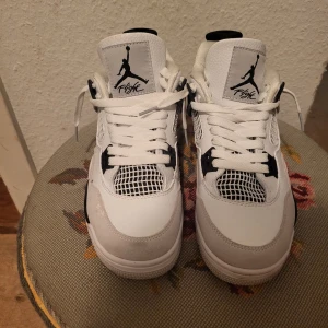 Jordan 4s Military Black  - Nya Jordan 4s military Black. Bara använt 1 gång. Mycket bra skick. Storlek 38.5. Har inget original förpackning.