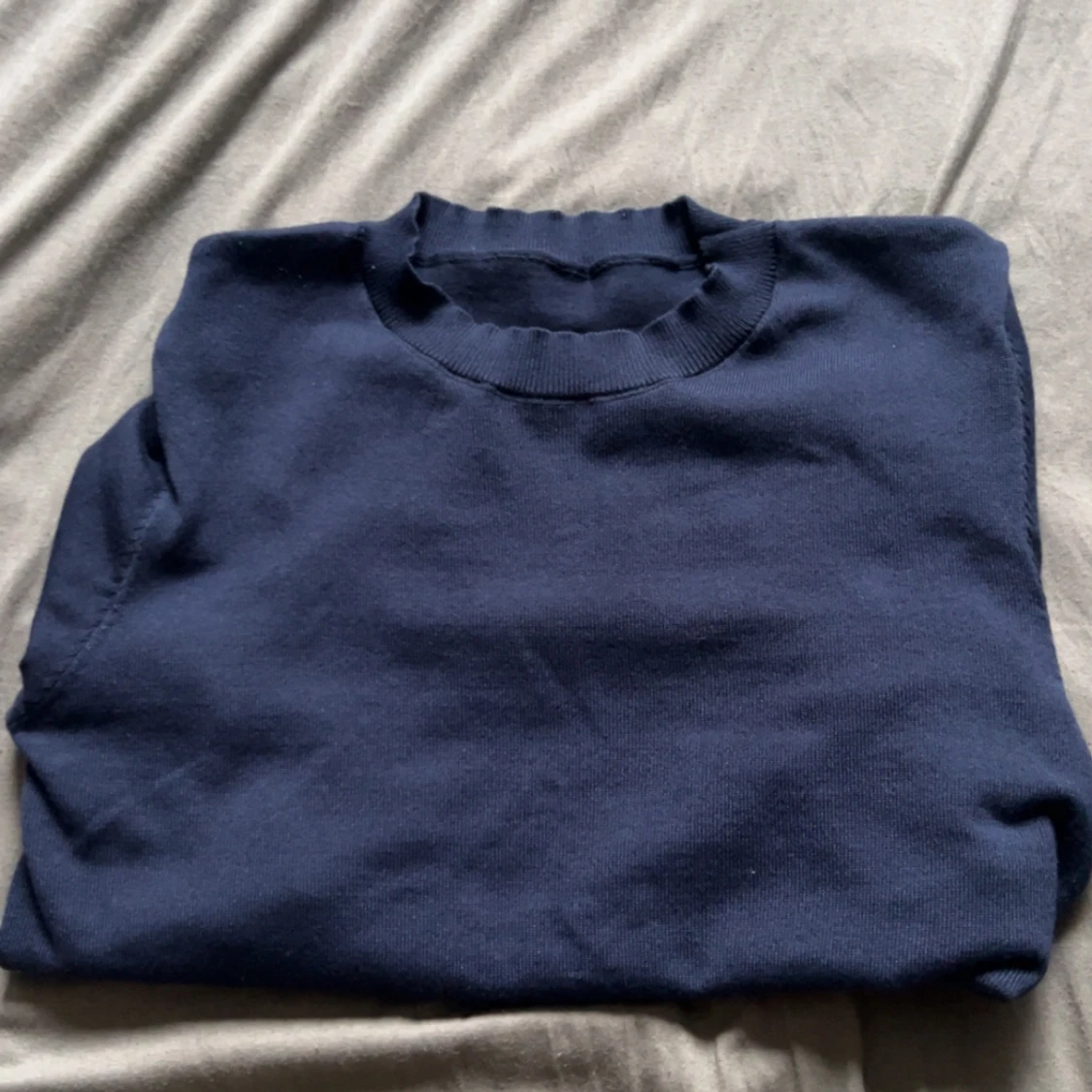 Mörkblå stickad sweatshirt - 2