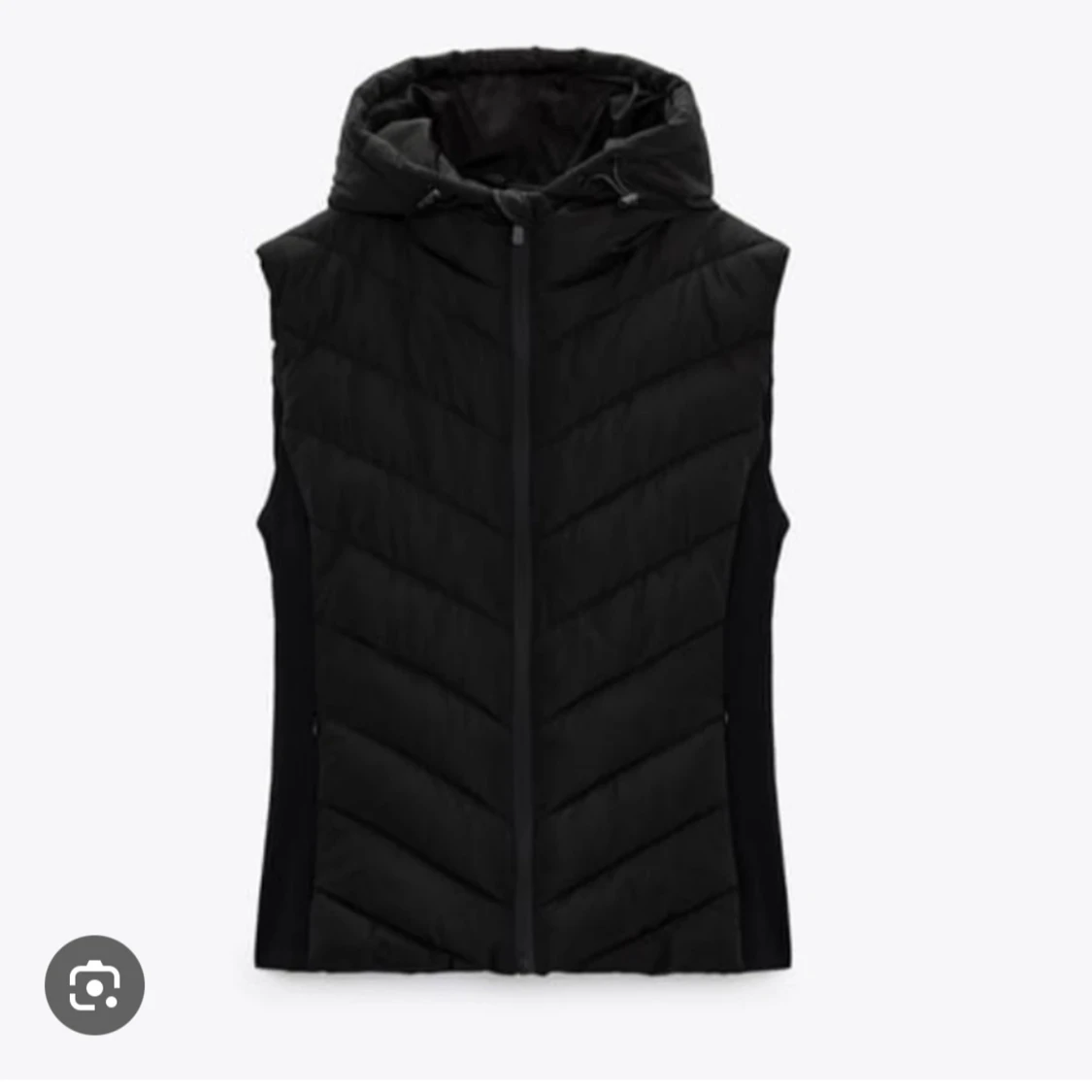 !BUDA! Svart dunväst med huva