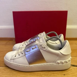 Valentino open sneakers - Säljer nu dessa fina valentino skor | Super fint skick | Storlek 37 | Box och kvitto ingår | Hör gärna av er vid frågor eller funderingar 