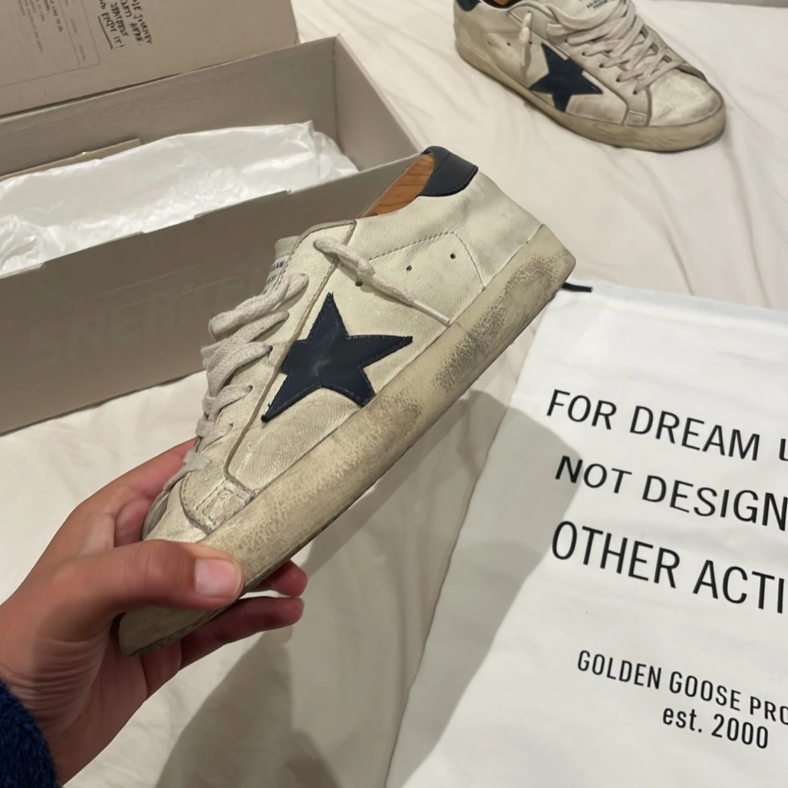 Golden Goose vita sneakers med blå stjärna - 4