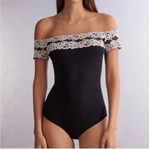 Marinblå  body Intimissimi! - Supersnygg mörkblå body med off-shoulder design och bred vit spets längs överdelen. Aldrig använd men köpt av nån på pllick så den är inte i nyskick! Men har inga defekter! I toppen skick🫶🏻
