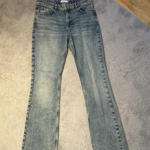Blå raka jeans - Snygga blå jeans med en ljus tvätt.